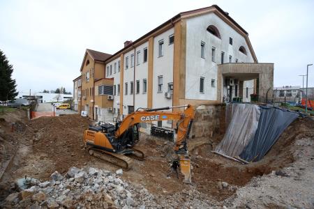 ZD CERKNICA ZAČETEK GRADNJE PRIZIDKA 01 FOTO LJUBO VUKELIČ